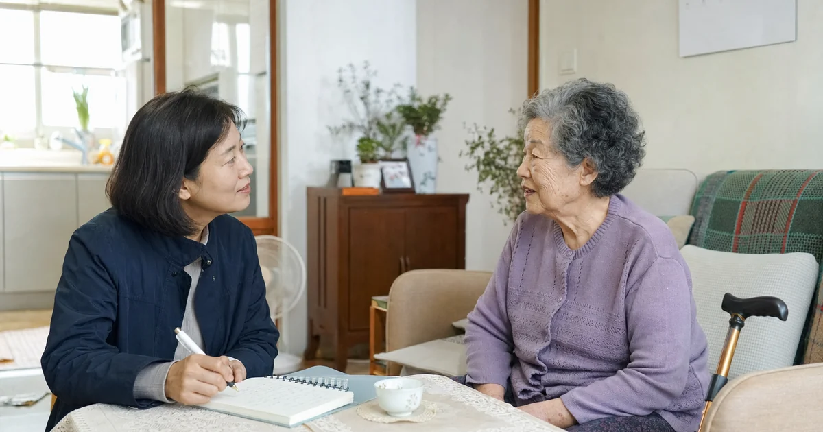 노인맞춤돌봄서비스 선정조사를 위해 어르신 가정을 방문해 상담하는 사회복지사