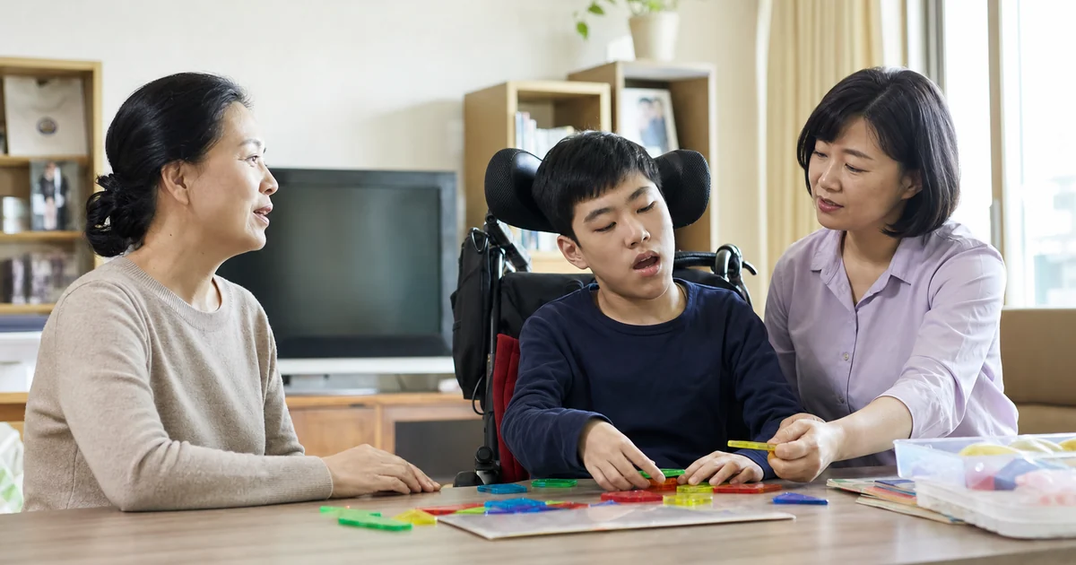 가정에서 중증 장애 청소년의 활동을 함께 돕는 보호자와 장애아 돌보미