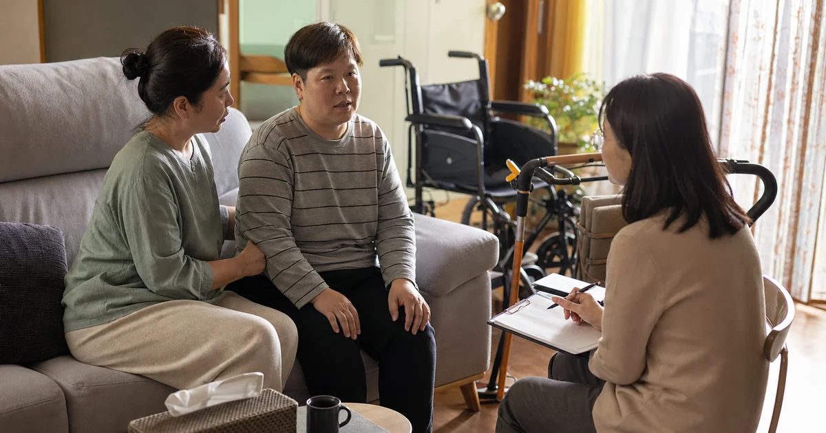 장애인활동지원 서비스 방문 종합조사를 받는 장애인과 가족