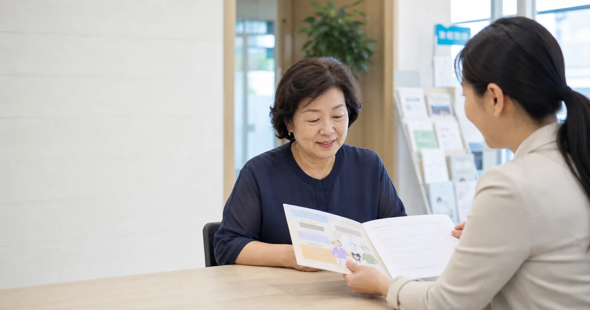 주민센터에서 지역사회서비스 바우처 상담을 받는 중년 여성