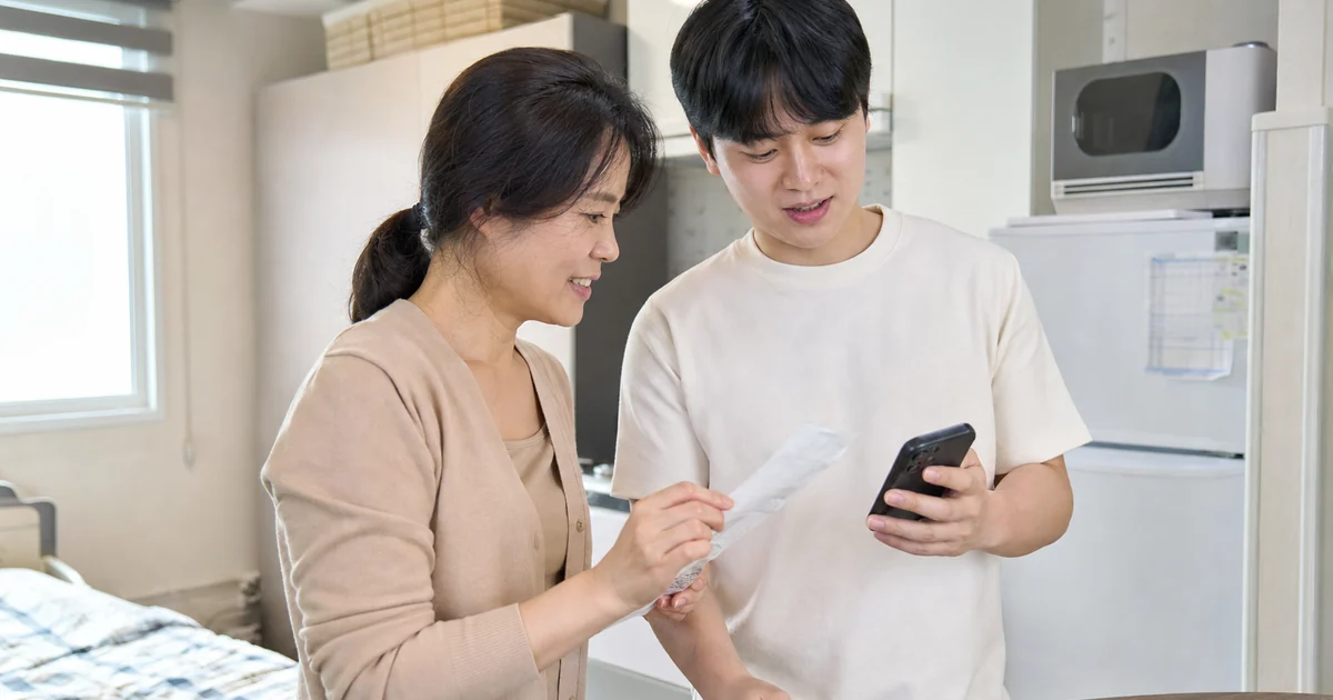원룸에서 청년월세 신청 결과와 월세 영수증을 확인하는 40대 어머니와 성인 아들