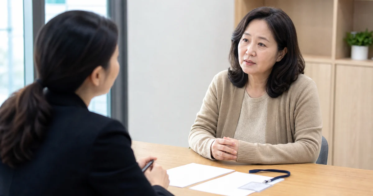 치매안심센터 직원과 인식표 신청을 상담하는 가족 보호자