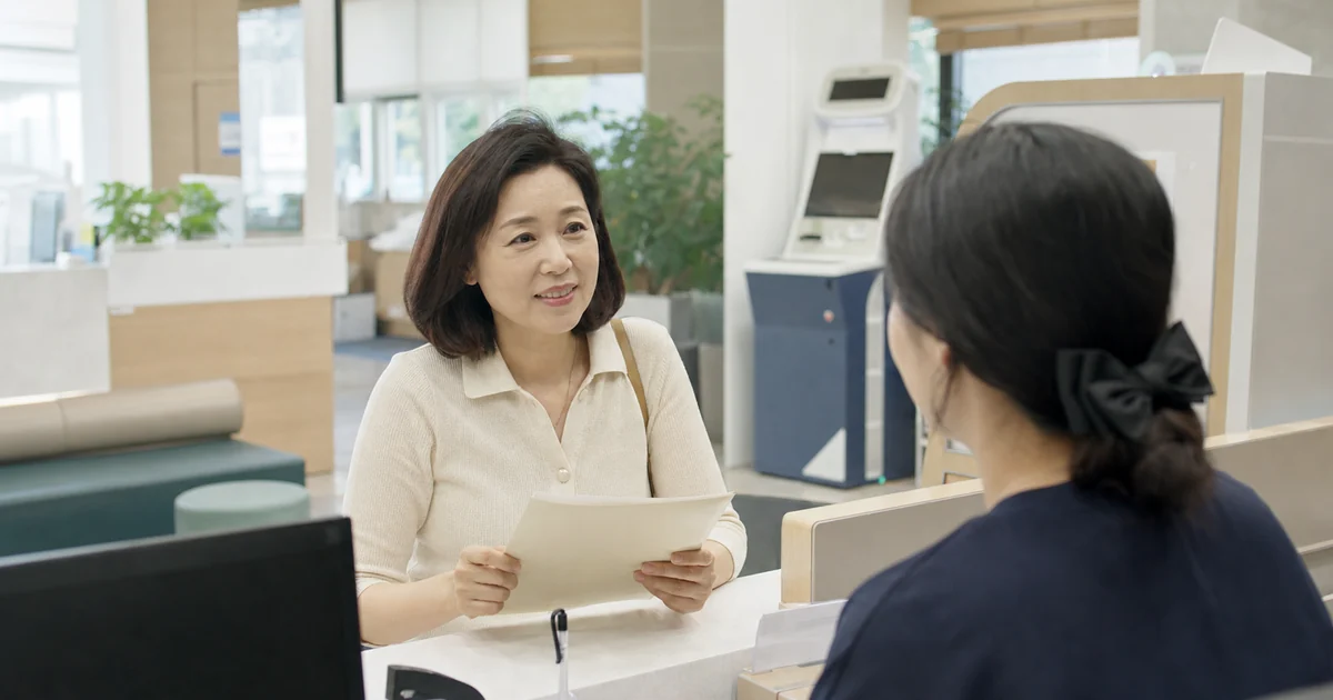 지방세 납세증명서 발급을 위해 주민센터에서 상담하는 중년 여성